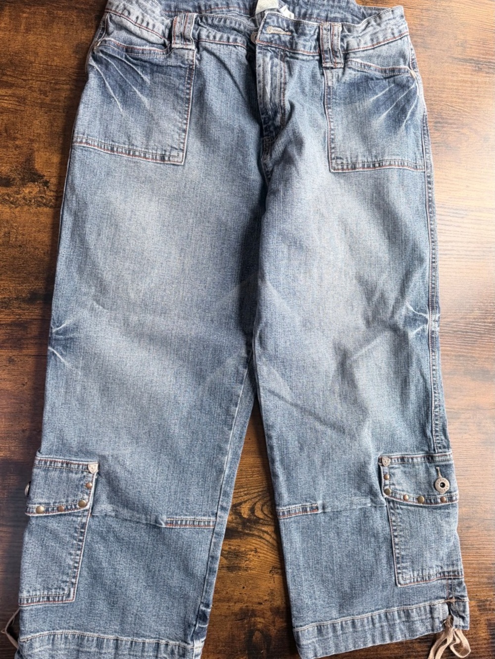 Ethyl Mid-wash denim capris are a vintage-inspired design.  Size 8